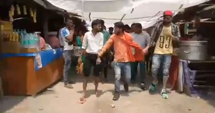 पुलिस के मुताबिक, घटना वाली जगह पर बजरंग दल और विश्व हिंदू परिषद के लोग भी जमा हो गए थे. भगवा रंग के कपड़े पहने उस आदमी ने दो लड़कों का हाथ पकड़ा हुआ है. एक तो वो है, जो लड़की के साथ था. दूसरा उस लड़के का दोस्त है. जानकारी के मुताबिक, पुलिस के आने से पहले भीड़ ने इन दोनों को पीटा था.