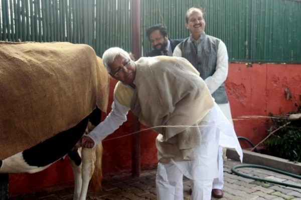 लालू ज़मीनी पकड़ वाले नेता थे. इसलिए गठबंधन के लिए छोटे दलों को मनाने में वो आगे रहे.