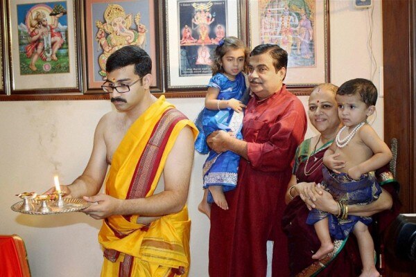सारंग गडकरी पिता नितिन के साथ.