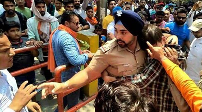 गगनदीप सिंह उत्तराखंड पुलिस में हैं. रामनगर में पोस्टेड हैं. ये उसी विडियो का स्क्रीनशॉट है.