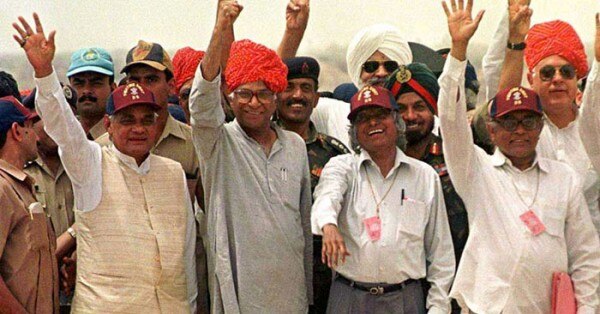 पोखरण में प्रधानमंत्री अटल बिहारी वाजपेयी और परमाणु कार्यक्रम के वैज्ञानिकों के साथ रक्षामंत्री जॉर्ज फर्नांडिस