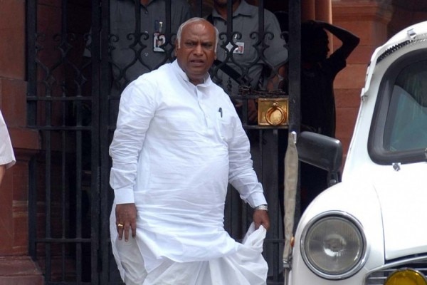 मल्लिकार्जुन खड़गे लोकसभा में नेता विपक्ष हैं.