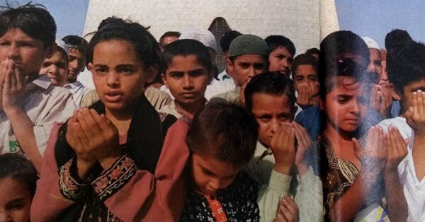 पाकिस्तान की परमाणु सफलता पर दुआ मांगते बच्चे
