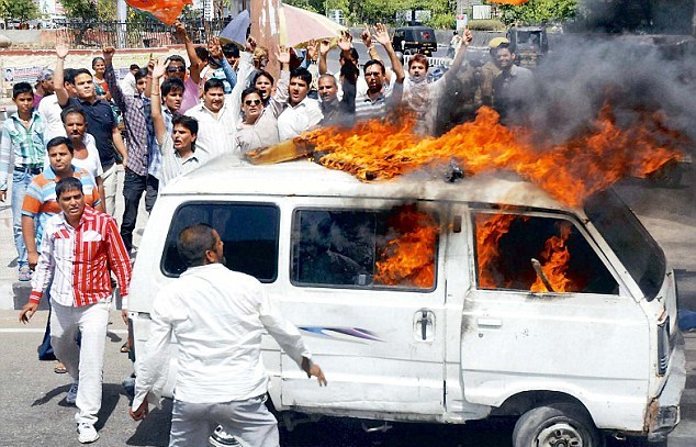 पेट्रोल का रेट बढ़ने से गाड़ियों को आग के हवाले कर देंगे, इससे ट्रैफिक की समस्या कम होगी