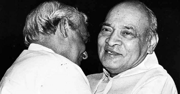 पीवी नरसिम्हा राव के गले लगते अटल बिहारी वाजपेयी