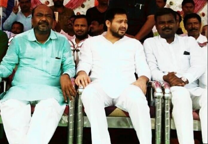 तेजस्वी के साथ शाहनवाज़.