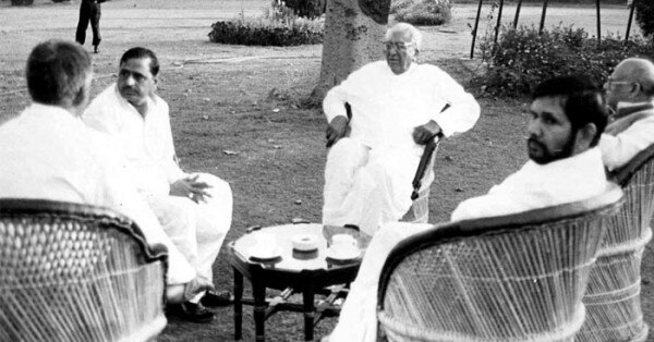दिल्ली में देवीलाल और मुलायम सिंह यादव के साथ शरद यादव