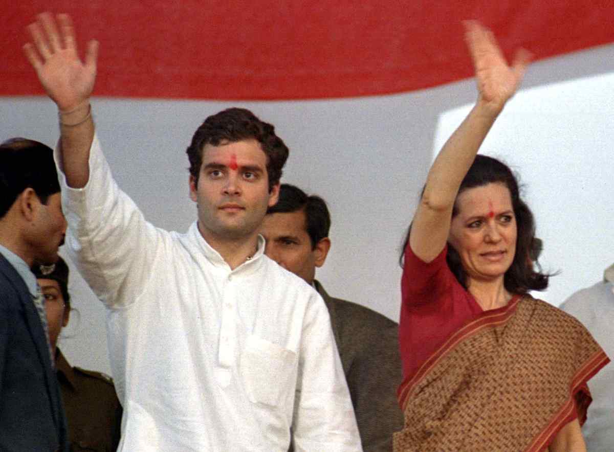 बिहार में जब नीतीश को शपथ दिलाई जा रही थी और कांग्रेस अनिर्णय की स्थिति में थी, सोनिया गांधी खजुराहों में थीं. वो समय पर फैसला नहीं ले पाईं. (फोटोःरॉयटर्स)