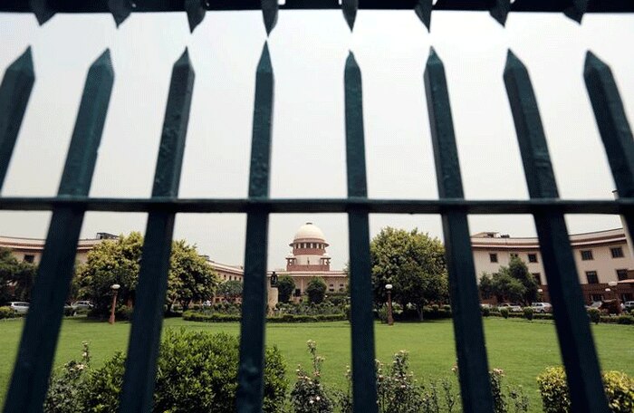 सुप्रीम कोर्ट ने अप्रैल में भी केंद्र को फटकार लगाई थी. तब सरकार ने तीन हफ्तों का समय मांगा था. कोर्ट ने 3 मई तक काम पूरा करने को कहा था. तारीख आई, बीत गई. काम फिर भी पूरा नहीं हुआ है.