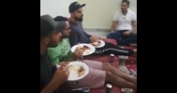 विराट कोहली सिराज के घर पहुंचे.