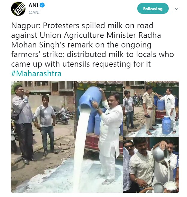 नागपुर में सड़क पर दूध फैलाते हुए प्रशांत पवार.