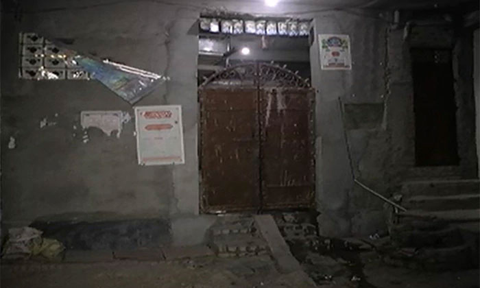 ये वही मदरसा है, जहां ये गैंगरेप हुआ. पुलिस का कहना है कि यहां करीब छह लड़के पढ़ते थे. कुछ बच्चे थे. कुछ बड़े लड़के. पुलिस का कहना है कि मौलवी को सब पता था. वो चाहता, तो सही समय पर पुलिस को खबर कर सकता था. गैंगरेप रोक सकता था. लेकिन वो चुप रहा.
