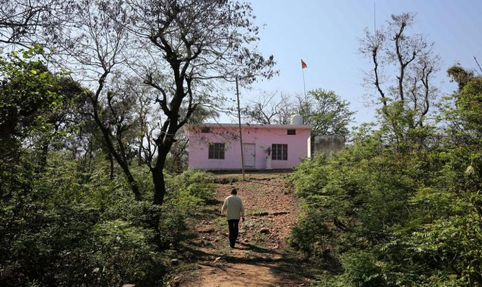 पुलिस की चार्जशीट के मुताबिक, इसी मंदिर के अंदर रखकर बच्ची के साथ गैंगरेप किया गया(फोटो: रॉयटर्स)