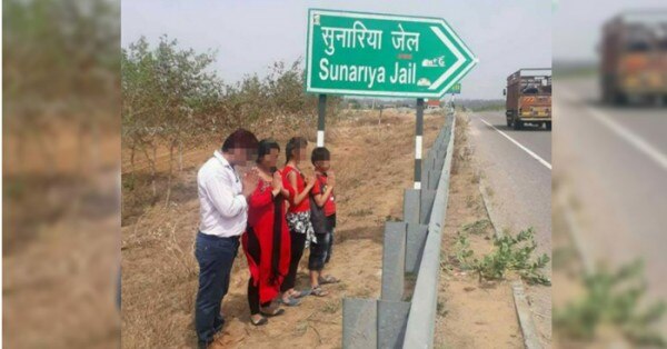 सुनरिया जेल में राम रहीम को किसी से मिलने की परमिशन नहीं है. तो समर्थक जेल के बाहर सड़क पर ही हाथ जोड़कर खड़े रहते हैं.
