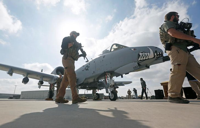 ये अमेरिका का A-10 एयरक्राफ्ट है. ये उस खेप का हिस्सा है, जो हाल के दिनों में अमेरिका ने अफगानिस्तान में भेजी है. ताकि तालिबान पर हमले तेज किए जा सकें. अमेरिका लगातार अफगानिस्तान में अपने संसाधन फूंक रहा है. लेकिन हासिल होने के नाम पर उसे कुछ मिल नहीं रहा. नो तो ये लड़ाई खत्म होती दिख रही है और न अफगानिस्तान के हालात ही सुधर रहे हैं (फोटो: रॉयटर्स)