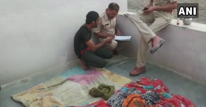 घटनास्थल का मुआयना करती पुलिस.