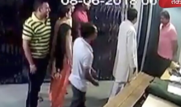 वीडियो में विधायक ने सिपाही संतोष को तीन थप्पड़ जड़े हैं.