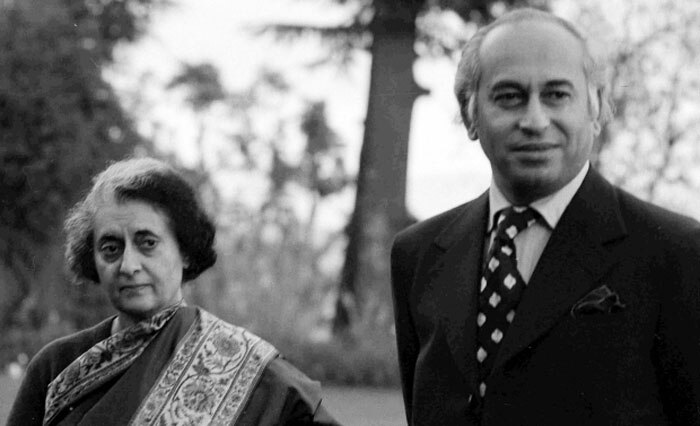 ये शिमला समझौते के वक्त की ही तस्वीर है. 1977 में जुल्फिकार अली भुट्टो के हाथ से सत्ता चली गई. पाकिस्तान में तख्तापलट हो गया. दो साल बाद, यानी 1979 में उन्हें फांसी दे दी गई. (फोटो: AP)