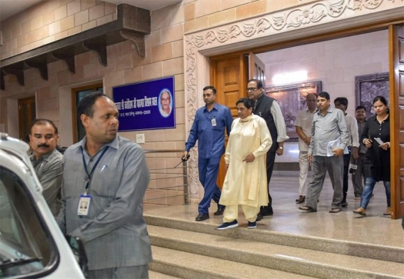 बंगला खाली करते समय मायावती. इसे बचाने के लिए उन्होंने कांशीराम के नाम का भी इस्तेमाल किया, लेकिन सुप्रीम कोर्ट के आगे झुकना पड़ा.