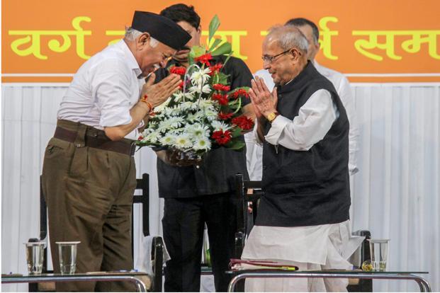 प्रणब मुखर्जी से हाथ जोड़कर हिंदी में बोलने की रिक्वेस्ट करते मोहन भागवत