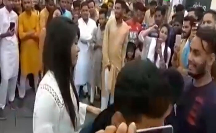 लाइन लगाकर खड़े ज्यादातर लड़के मुस्लिम थे. सिर पर वो सफेद गोल टोपी थी.