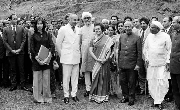 ये 3 जुलाई, 1972 की तस्वीर है. शिमला समझौते पर दस्तखत हो चुके थे. जुल्फिकार अली भुट्टो और उनका कारवां पाकिस्तान के लिए निकल रहा था. तस्वीर में इंदिरा हैं. जुल्फिकार हैं. और बाईं तरफ सबसे किनारे पर खड़ी हैं बेनजीर भुट्टो (तस्वीर: AP)