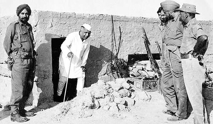 ये हैं तत्कालीन रक्षा मंत्री वाई बी चव्हाण. भारतीय सेना लाहौर के बाहर तक पहुंच गई थी. ये जो बंकर दिख रहा है, वो पाकिस्तानी सेना का ही था. जिसके ऊपर इंडियन आर्मी ने कब्जा कर लिया था.