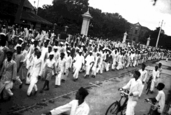 ये 1942 की तस्वीर है. भारत छोड़ों आंदोलन में शामिल लोगों की. इस वक्त तक भारत की जनसंख्या बड़ी तेज़ी से ऊपर जाने लगी थी. (फोटोःविकीमीडिया कॉमन्स)
