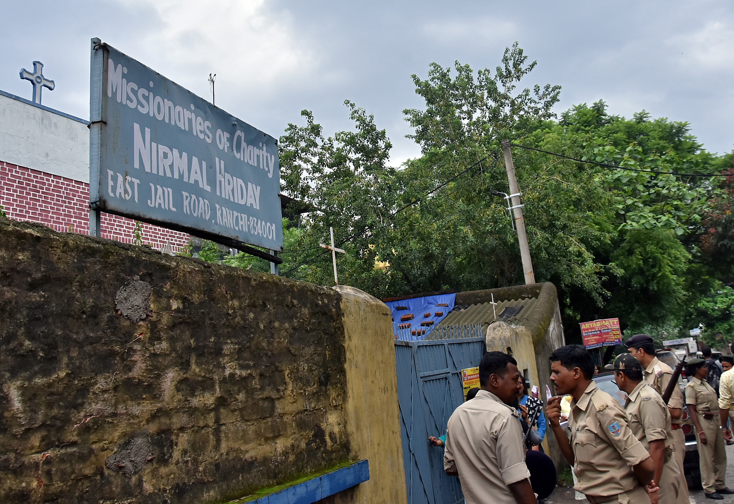 Police stand outside a home which provides shelter for pregnant unmarried women run by the Missionaries of Charity, a Roman Catholic order founded by Mother Teresa, in Ranchi, India, July 4, 2018. Picture taken July 4, 2018. REUTERS/Stringer - RC188309C2D0निर्मल हृदय संस्थान की देशभर में कई शाखाएं हैं. (फोटोःरॉयटर्स)