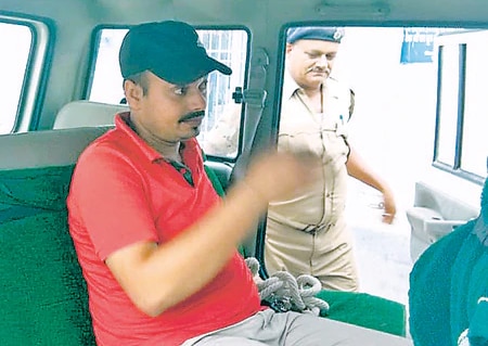 रवि रोशन की पत्नी ने मंंत्री मंजू वर्मा के पति पर गंभीर आरोप लगाए हैं.