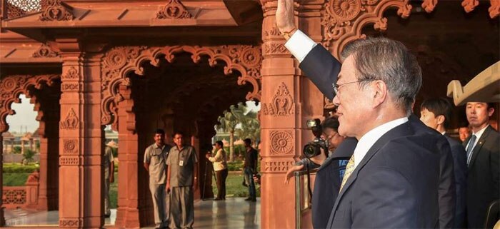 दिल्ली के अक्षरधाम मंदिर में घूमते-टहलते दक्षिण कोरिया के राष्ट्रपति मून जे-इन (फोटो: PTI)