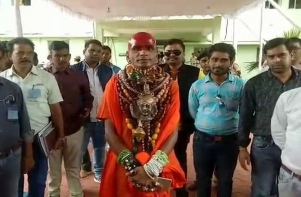 विधानसभा में टहलते पाए गए ये कथित तांत्रिक बाबा.