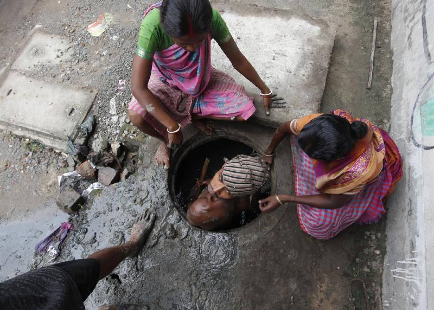 भारत में सफाई का काम करने वाला ज़्यादातर लोग दलित समाज से आते हैं. (फोटोःरॉयटर्स)
