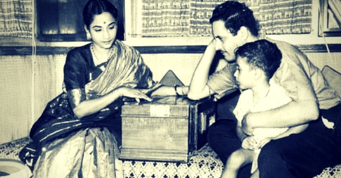 पत्नी गीता और बेटे तरुण के साथ गुरु दत्त. गुरु दत्त के कुल तीन बच्चे थे, दो बेटी और एक बेटा.