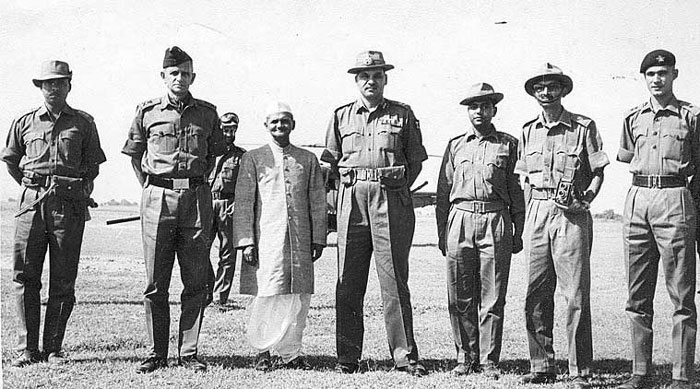 प्रधानमंत्री लाल बहादुर शास्त्री ने जैसी हिम्मत दिखाई, उसकी वजह से वो सेना में काफी लोकप्रिय हो गए थे. नायक की छवि हो गई थी उनकी. शास्त्री का ही तो नारा था- जय जवान, जय किसान. ये तस्वीर भी जंग के समय की ही है. 1 स्ट्राइक कॉर्प्स के अधिकारियों के साथ खड़े हैं PM शास्त्री (फोटो: सूचना एवं प्रसारण मंत्रालय)
