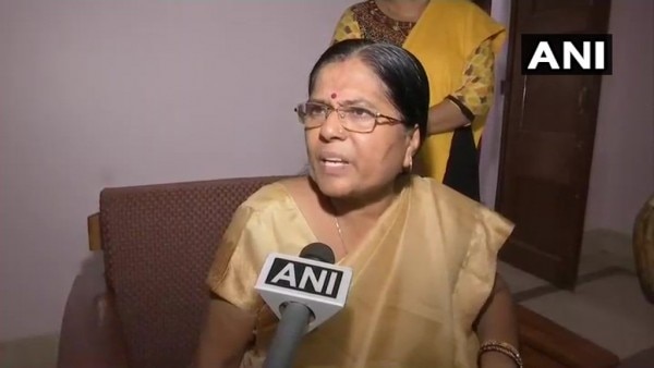 गिरफ्तार आरोपी रवि रोशन की पत्नी शिभा सिंह ने समाज कल्याण मंत्री मंजू सिंह के पति चंदेश्वर सिंह पर भी गंभीर आरोप लगाए हैं. मंत्री ने सभी आरोपों को खारिज किया है.