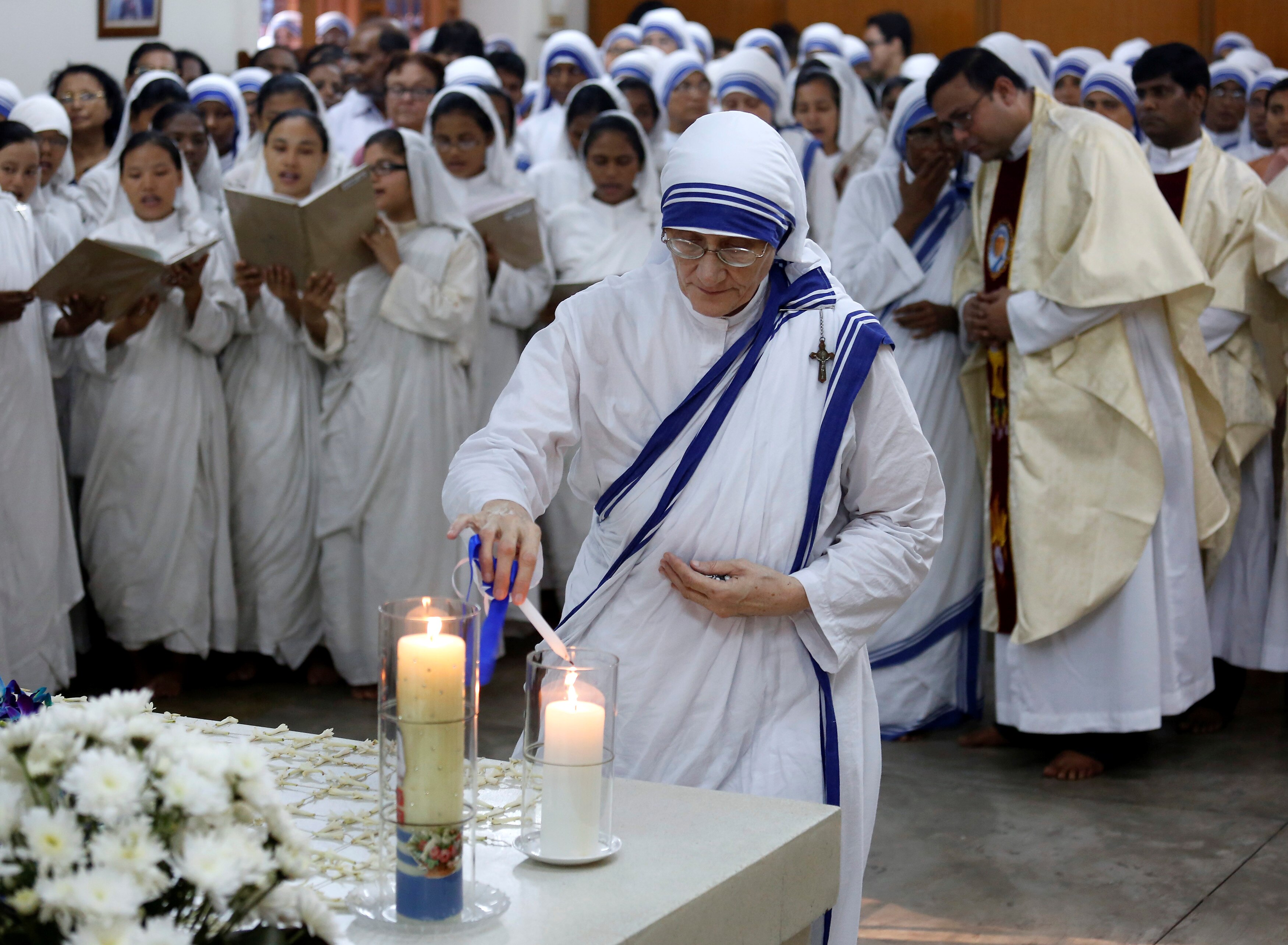 Sister Mary Prema, Superior General of Missionaries of Charity, lights a candle on the tomb of Saint Mother Teresa on her death anniversary in Kolkata, India September 5, 2017. REUTERS/Rupak De Chowdhuri - RC114C4910B0