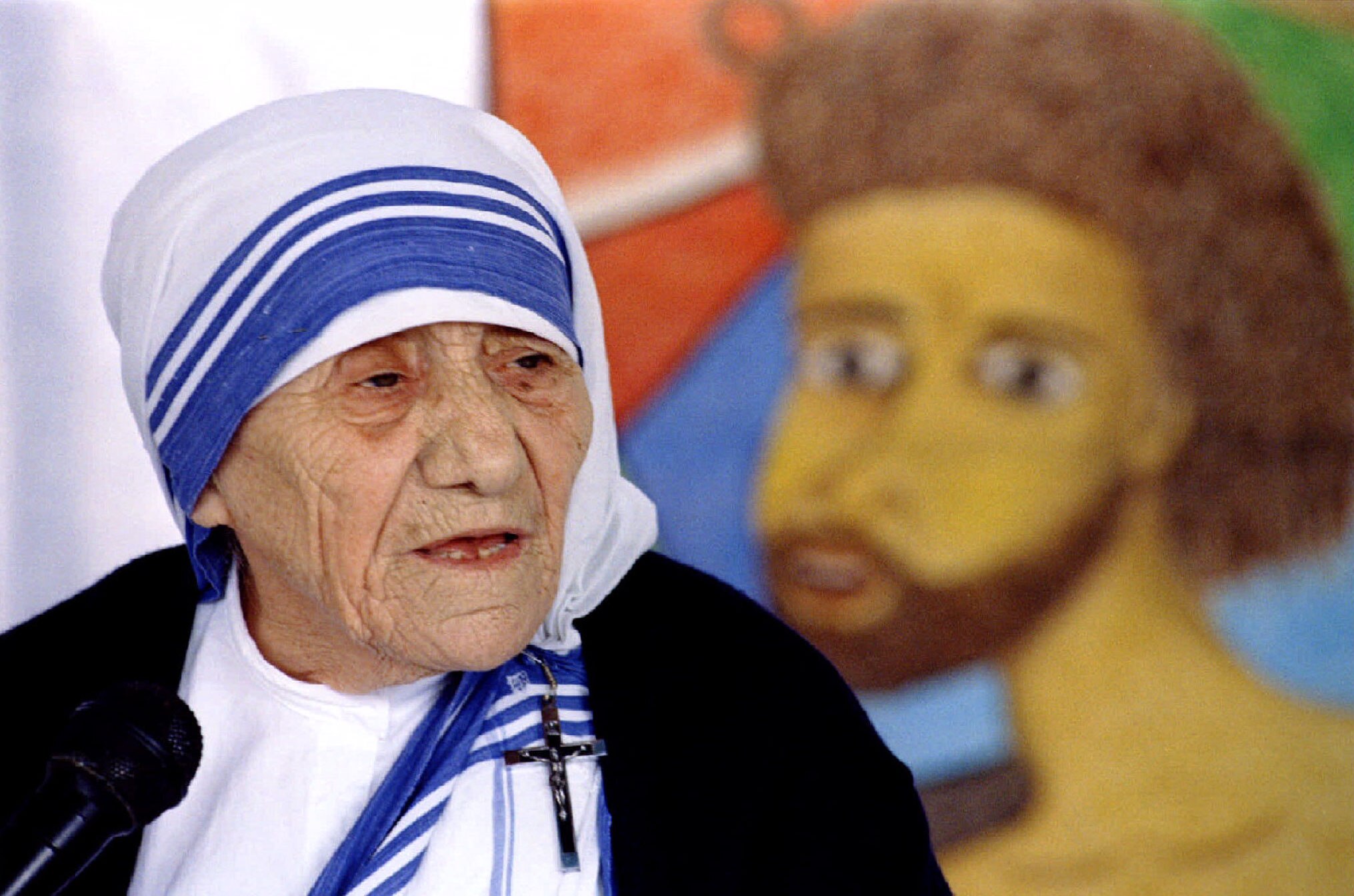 Nobel peace laureate Mother Teresa speaks at a meeting held by Indian Christians in New Delhi on November 18. The meeting marked the beginning of a campaign for government job reservations for socially and economically backward Christians - PBEAHUNEXAU