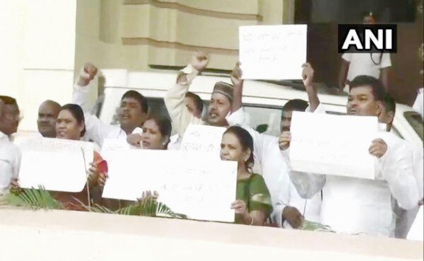 29 बच्चियों के साथ हुए रेप के मामले की सीबीआई जांच करवाने के लिए विपक्ष ने बिहार विधानसभा के बाहर धरना-प्रदर्शन किया. इसके बाद सरकार ने सीबीआई से जांच करवाने की संस्तुति कर दी.