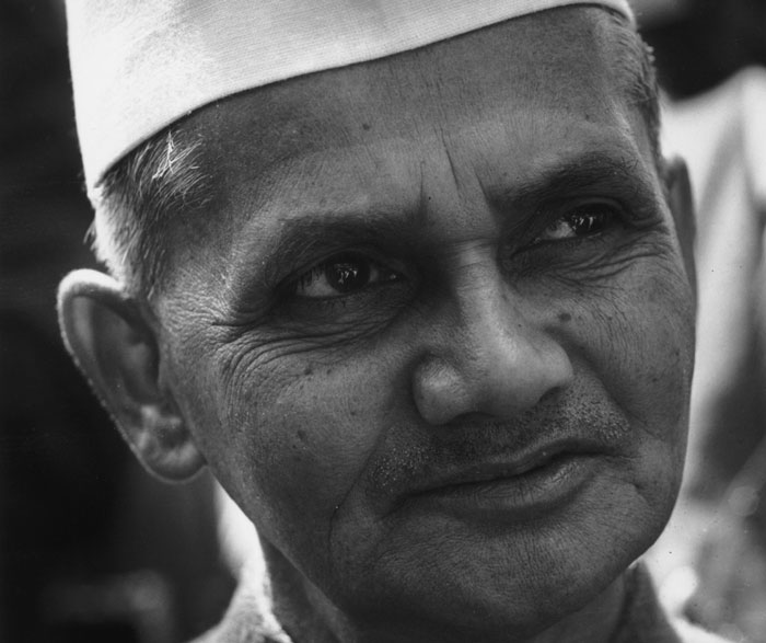 शास्त्री छोटे कद के दुबले-पतले इंसान थे. उन्हें देखकर उनके कमजोर होने का भ्रम हो सकता था. लेकिन 1965 की लड़ाई में उन्होंने जिस तरह की दृढ़ता दिखाई, वो तारीफ के काबिल है. बस वो समझौते की टेबल पर उतने दृढ़ नहीं रह पाए. ज्यादा पसीज गए.
