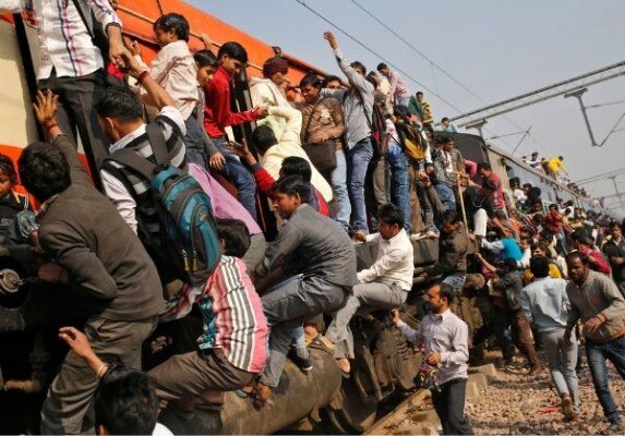 लोग ज़्यादा हैं कि ट्रेनें कम? इस सवाल का जवाब यक्ष ने पहले चार भाइयों से पूछा था. चारों अचेत हो गए थे. (फोटोःरॉयटर्स)