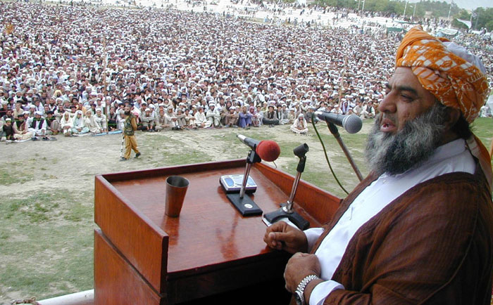 ये मौलाना फजल-उर-रहमान है. जमात-ए-उलेमा का चीफ. ये 2002 की तस्वीर है. मौलाना बलूचिस्तान की राजधानी क्वेटा में एक रैली को संबोधित कर रहा था. मौलाना जैसे कई कट्टरपंथी नेता अफगानिस्तान युद्ध में तालिबान के खिलाफ शुरू की गई जंग में अमेरिका का साथ दिए जाने के खिलाफ थे. इससे पहले जब पाकिस्तान अफगानिस्तान में मुजाहिदीनों का साथ दे रहा था, तब इन्हें कोई शिकायत नहीं थी (फोटो: रॉयटर्स)