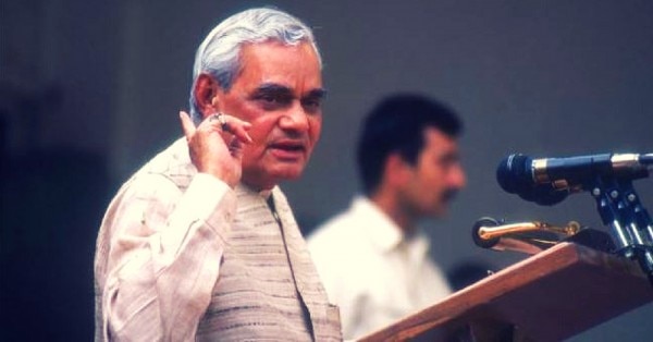 अटल बिहारी की सरकार मायावती और बसपा के सांसदों ने गिराई थी, ऐसा कहा जाता है.