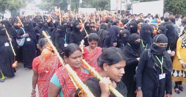 हिंदू-मुस्लिम सब साथ में कावड़ यात्रा निकालते हुए. (फोटो-पत्रिका)