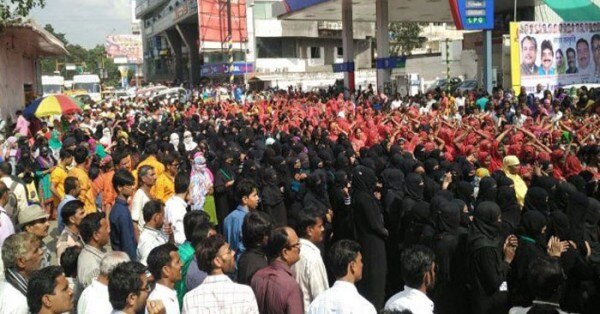 फोटो इंदौर की है जहां सब धर्मों के लोगों ने सामूहिक यात्रा निकाली थी.