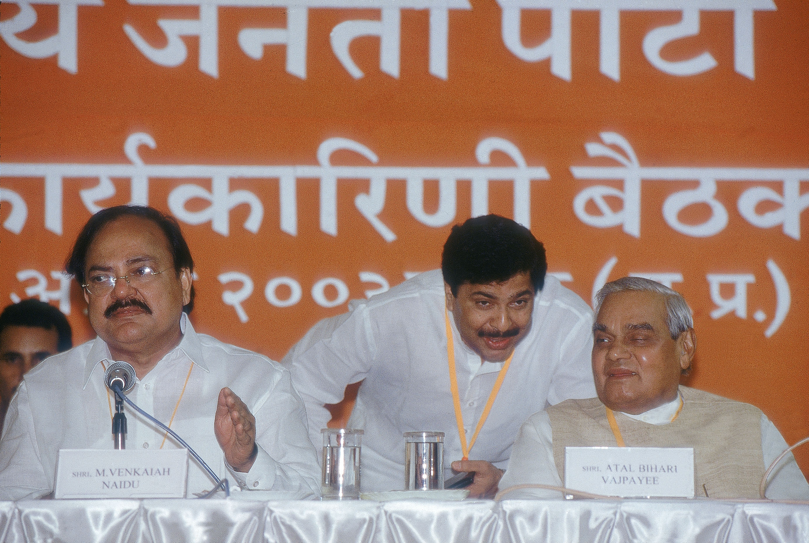 भाजपा की राष्ट्रीय कार्यकारिणी की बैठक में (अब उप-राष्ट्रपति) वेकैंया नायडू, अटल बिहारी वाजपेयी और उनके कान में कुछ कहते प्रमोद महाजन. कहा जाता था कि प्रमोद महाजन अपनी बात सीधे अटल से ही कहते थे. (फोटोःइंडिया टुडे आर्काइव)