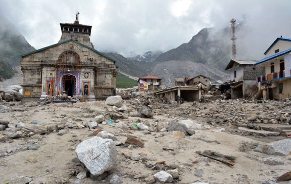 2013 की केदारनाथ आपदा में 6,000 से ज्यादा लोग मारे गए. सैकड़ों लोग लापता हो गए. गांव के गांव साफ हो गए. दर्जनों दूर-दराज के गांवों को जाने वाली सड़कें, पुल कुछ नहीं बचा. ये बहुत बड़े स्तर पर हुई तबाही थी (फोटो: AP) 2013 की केदारनाथ आपदा में 6,000 से ज्यादा लोग मारे गए. सैकड़ों लोग लापता हो गए. गांव के गांव साफ हो गए. दर्जनों दूर-दराज के गांवों को जाने वाली सड़कें, पुल कुछ नहीं बचा. ये बहुत बड़े स्तर पर हुई तबाही थी (फोटो: AP)