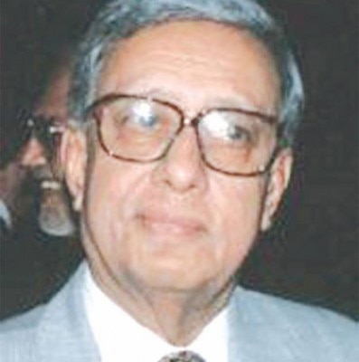 सज्जाद अली शाह जून 1994 से दिसंबर 1997 तक पाकिस्तान के चीफ जस्टिस रहे. उन्हें बेनजीर भुट्टो ने चीफ जस्टिस बनाया था. 1993 में जब नवाज शरीफ खुद की बर्खास्तगी के खिलाफ सुप्रीम कोर्ट गए थे, तब 11 जजों की बेंच में अकेले सज्जाद ही थे जिन्होंने राष्ट्रपति गुलाम इशाक खान के नवाज को बर्खास्त किए जाने के फैसले को सही बताया था. इसीलिए जब नवाज दोबारा प्रधानमंत्री बनकर आए, तब वो किसी भी कीमत पर सज्जाद को चीफ जस्टिस के पद से हटाना चाहते थे (फोटो: द नेशन)