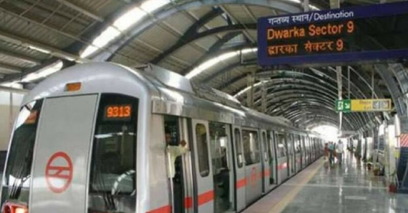 द्वारका-नोएडा लाइन पर फर्श पर बैठने की काफी घटनाएं दर्ज की गई हैं.