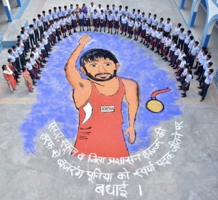 झज्जर के एक स्कूल में बजरंग पूनिया को इस तरह बधाई दी गई.